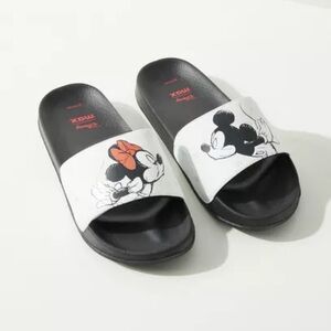 Disney Mickey Mouse and Minnie Sharing a Kiss Flip Flop Slides Size 6